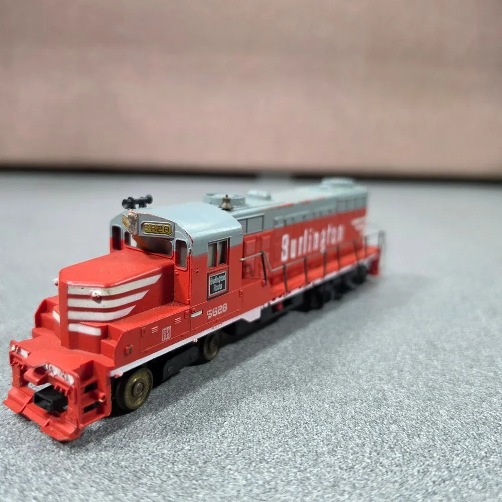 Mantua Tyco‎ GP20 Diesel Locomotive Burlington Route 5628 HO Scale Red Good